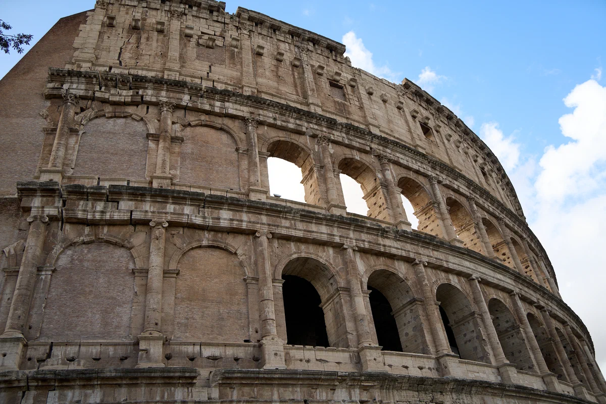 The Colosseum exterior: weathered limestone arches looking particularly somber in the drizzle. 拍摄于 %!s(<nil>). 技术参数: %!s(<nil>), <nil>, f/<nil>, <nil>s, ISO <nil>