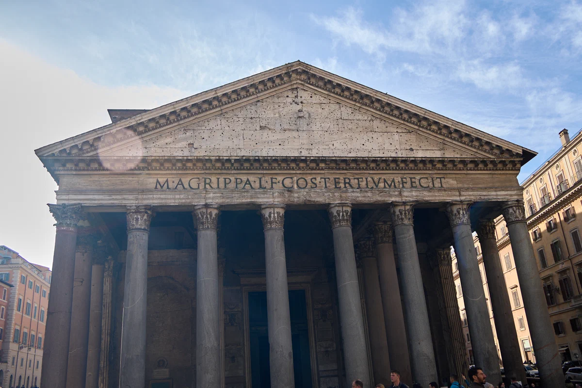 The imposing columns of the Pantheon. The only thing longer than history is the line of people waiting for a miracle. 拍摄于 %!s(<nil>). 技术参数: %!s(<nil>), <nil>, f/<nil>, <nil>s, ISO <nil>