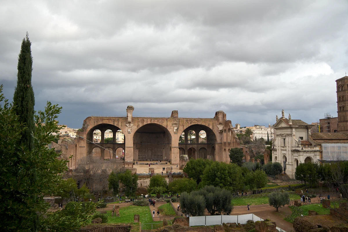 The massive surviving vaults of the Basilica of Maxentius. Seeking shelter here made me feel utterly insignificant before this absolute display of power. 拍摄于 %!s(<nil>). 技术参数: %!s(<nil>), <nil>, f/<nil>, <nil>s, ISO <nil>
