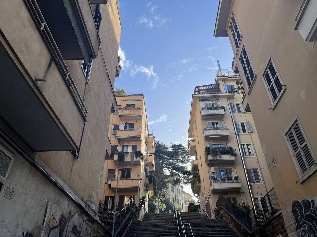 Climbing the stone stairs in a hidden Roman alley 拍摄于 %!s(<nil>). 技术参数: %!s(<nil>), <nil>, f/<nil>, <nil>s, ISO <nil>
