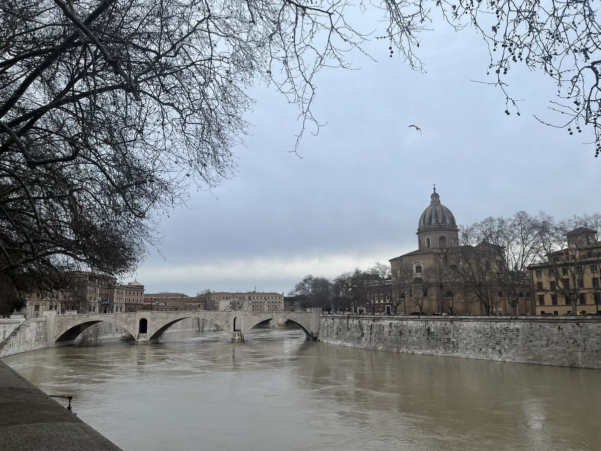 Moody skies and ancient bridges over the Tiber River 拍摄于 %!s(<nil>). 技术参数: %!s(<nil>), <nil>, f/<nil>, <nil>s, ISO <nil>