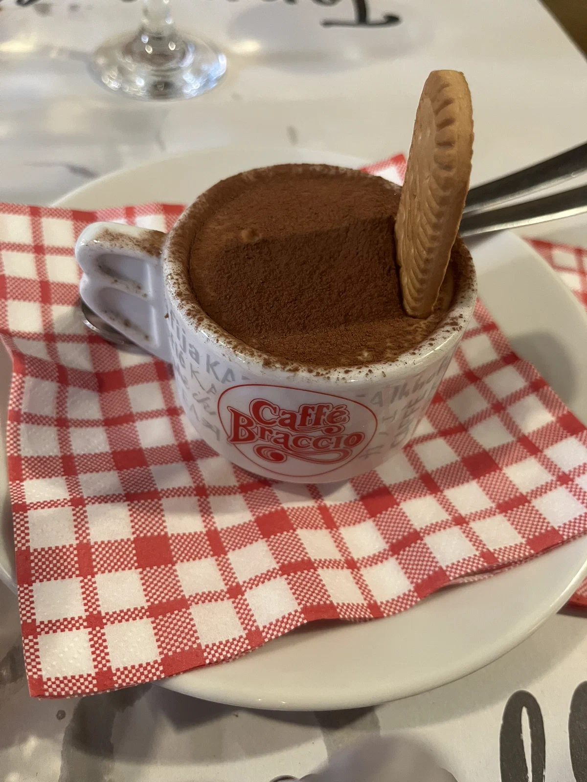 Tiramisu served in a coffee cup — a heavenly treat ☕ 拍摄于 %!s(<nil>). 技术参数: %!s(<nil>), <nil>, f/<nil>, <nil>s, ISO <nil>