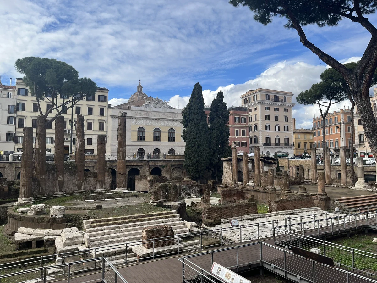 Largo di Torre Argentina: Where ancient ruins meet a cat sanctuary 拍摄于 %!s(<nil>). 技术参数: %!s(<nil>), <nil>, f/<nil>, <nil>s, ISO <nil>