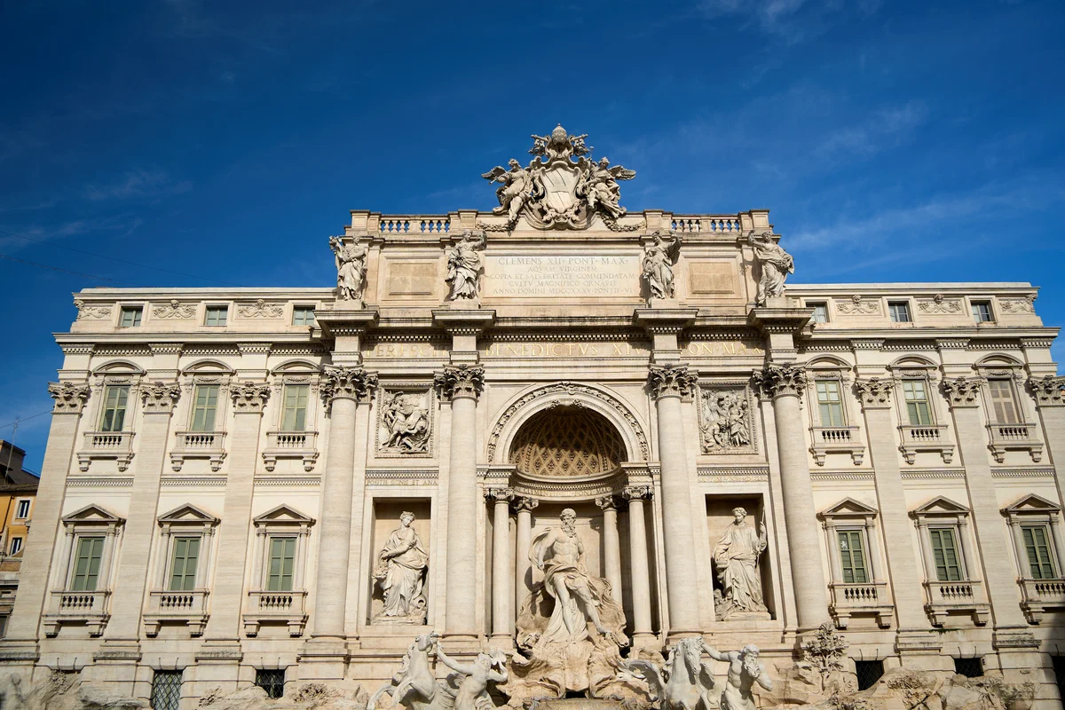 The Trevi Fountain in the morning (if you can call it that). It's probably best viewed from a distance, across a sea of heads. 拍摄于 %!s(<nil>). 技术参数: %!s(<nil>), <nil>, f/<nil>, <nil>s, ISO <nil>